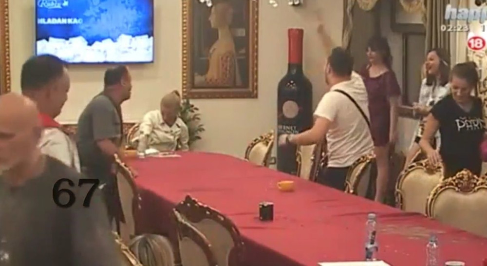 Zmaj gasovima oterao ljude (VIDEO)