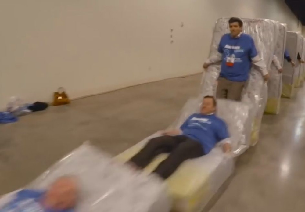 Oboren rekord u "ljudskim dominama" (VIDEO)