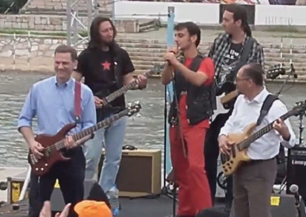 Ovako Borko svira gitaru (VIDEO)