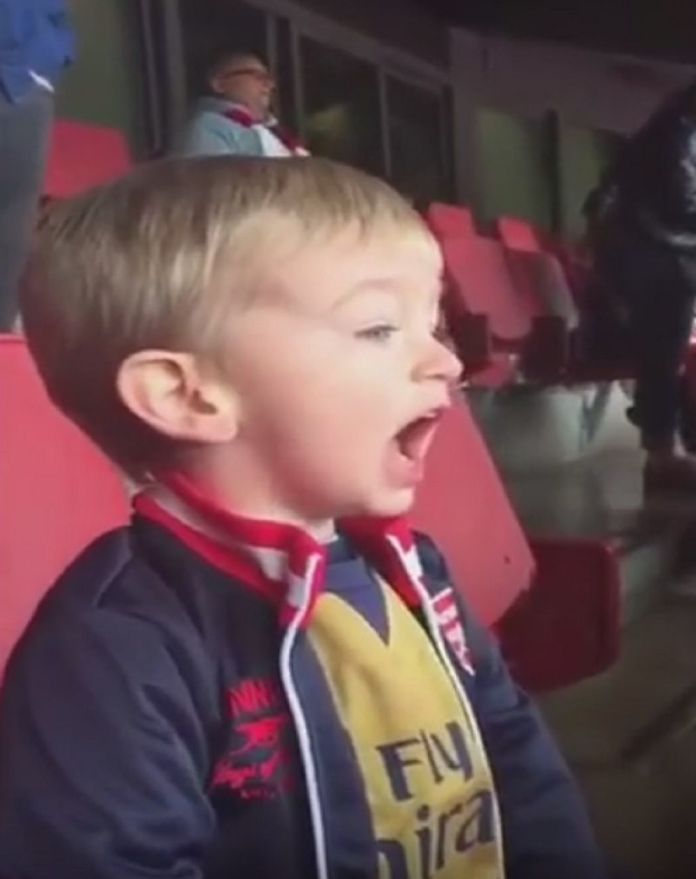 Evo kako sin Košjelnog navija za tatu i Arsenal (VIDEO)