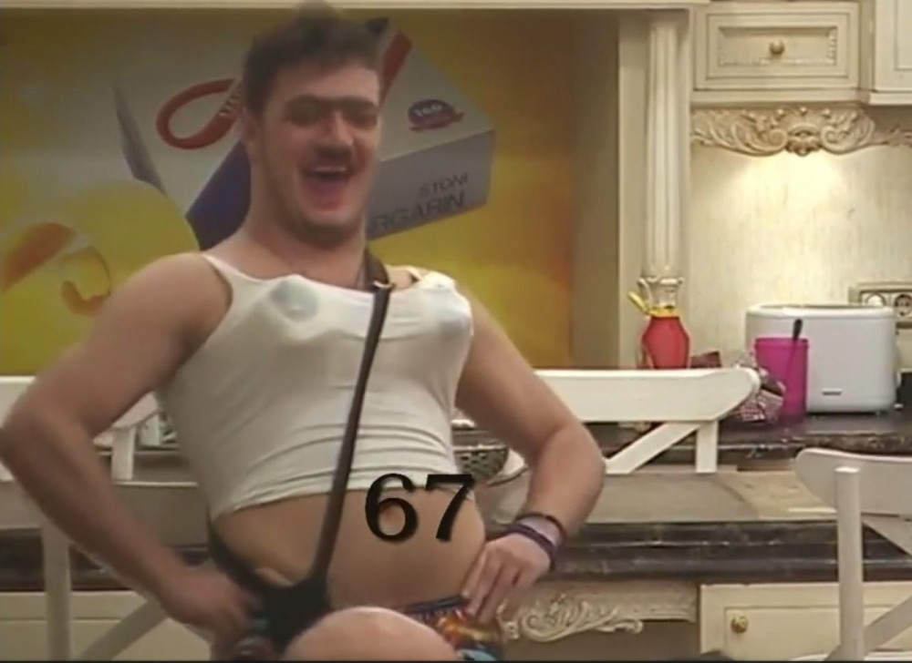 Gastoz obučen kao žena (VIDEO)