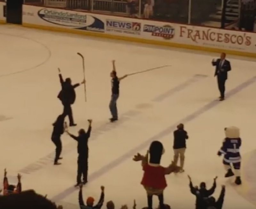 Hokej navijač poslao pak u gol i osvojio 150.000 dolara!