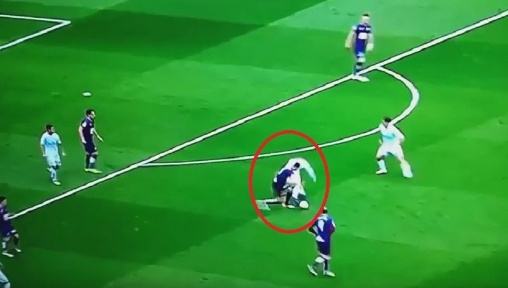 Proturio Ronaldu kroz noge dva puta za tri sekunde (VIDEO)