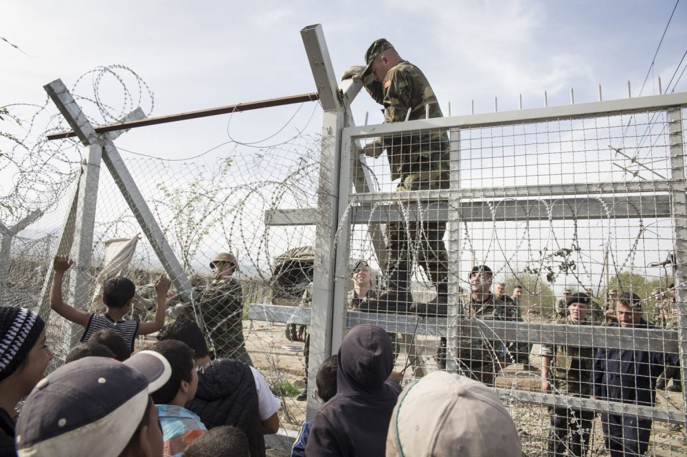 HAOS U ŠPANIJI Migranti napali policiju, polili ih kiselinom!