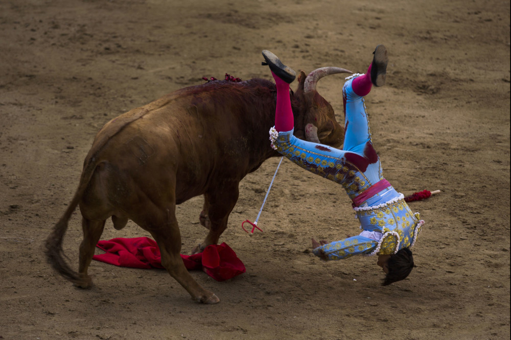 Matador koji svaki put završi na rogovima bika (FOTO)