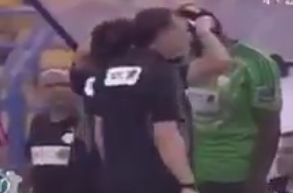 Ošišali golmana u sred meča! (VIDEO)