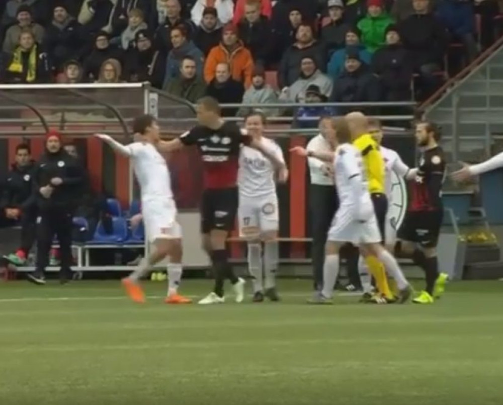 Fudbaler divljao i davio igrače (VIDEO)