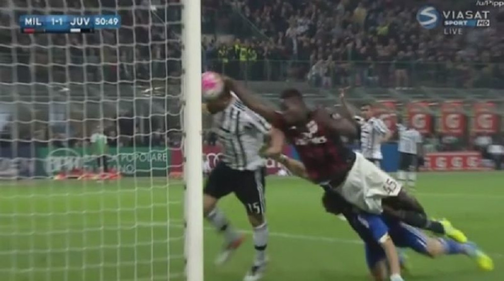 Baloteli pokušao rukom da da gol (VIDEO)