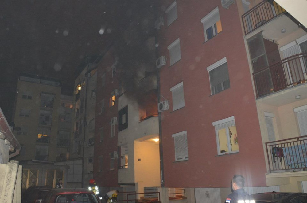 Izgoreo stan na Grbavici (FOTO)