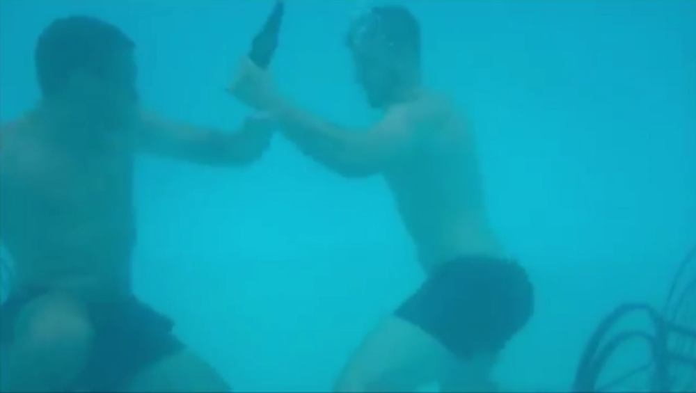 Kafanska tuča pod vodom! (VIDEO)