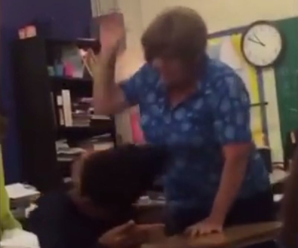 Profesorka žestoko izudarala učenika (VIDEO)