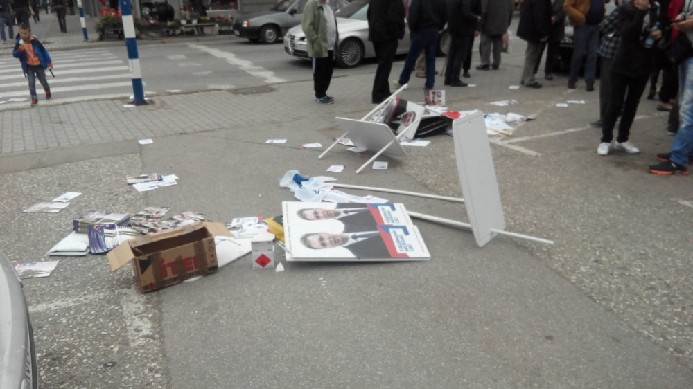 Kolima srušili štand SNS