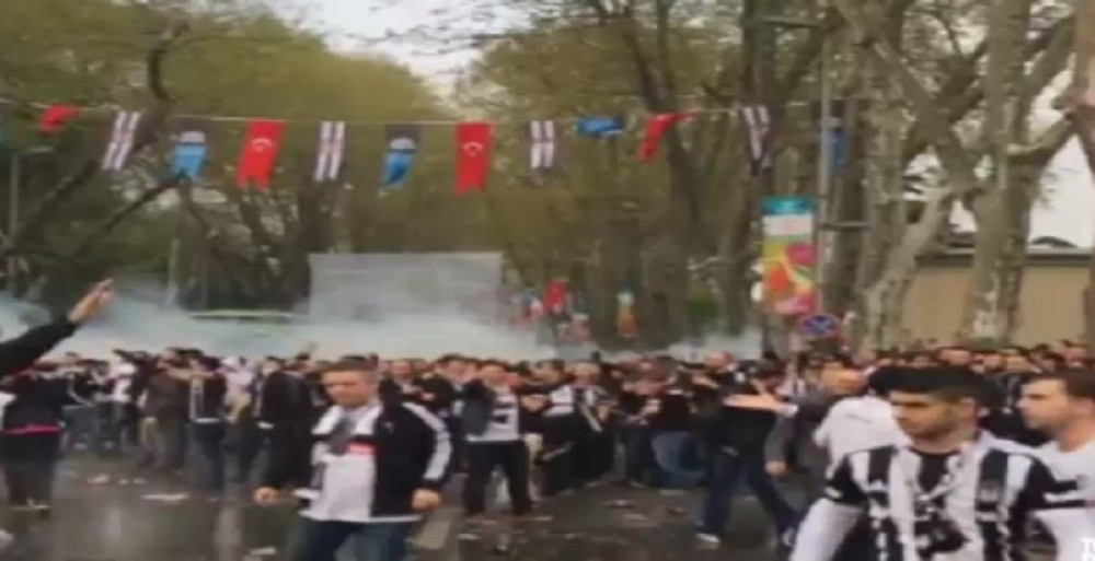 Policija suzavcem na navijače Bešiktaša (VIDEO)