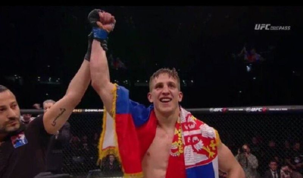 Veli podigao srpsku trobojku u Zagrebu (FOTO)