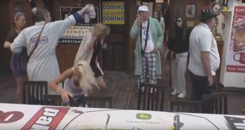 Polivali se pred Prokom! (VIDEO)