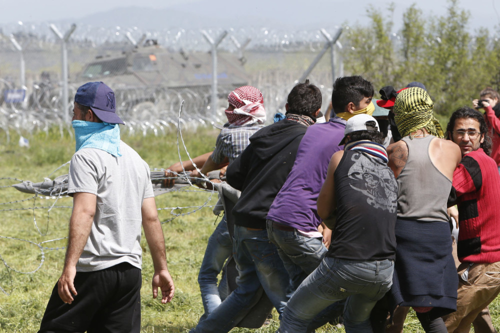 Potukle se izbeglice u Idomeniju, letele kamenice