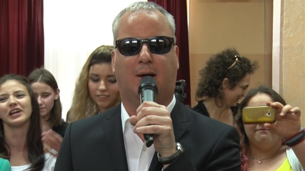 Kada Saša Matić zapeva sa učenicima oštećenog vida