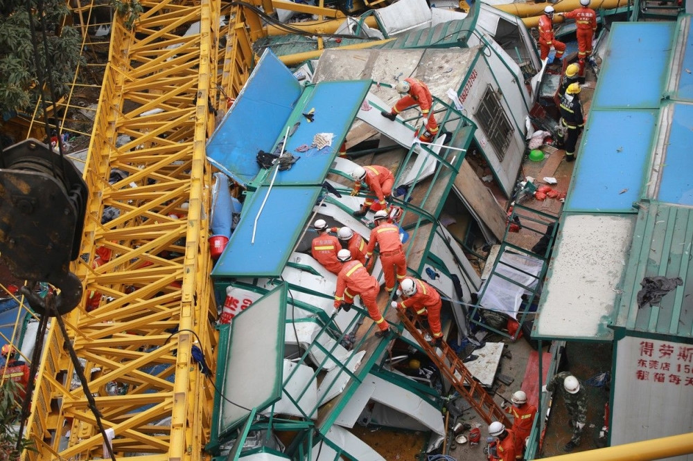 U padu krana 18 poginulih (VIDEO+FOTO)