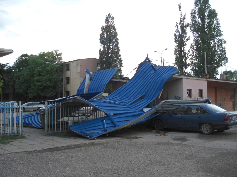 Vetar oduvao krov sa škole u Nišu (FOTO)