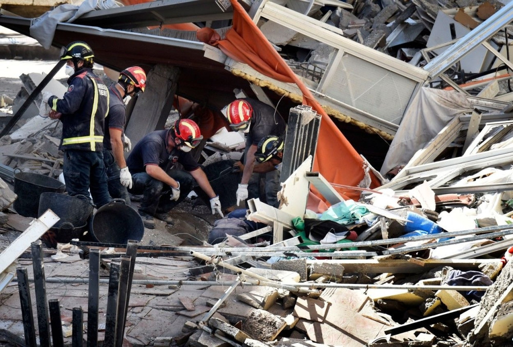U rušenju zgrade stradalo najmanje 20 ljudi