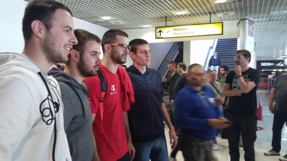 "Delije" dočekale košarkaše Zvezde! (FOTO i VIDEO)