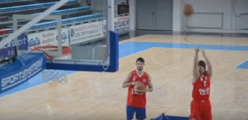 Srbin vezanih očiju ubacio 11 trojki (VIDEO)