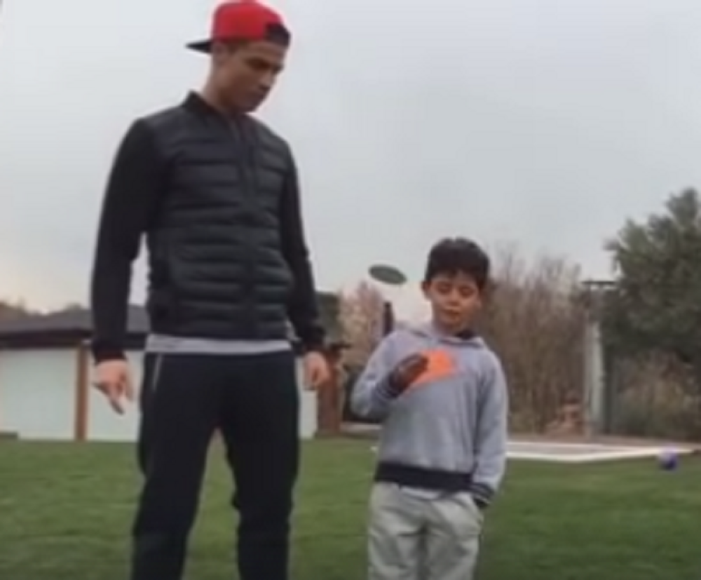 Ovako Ronaldo uči sina da puca penale (VIDEO)