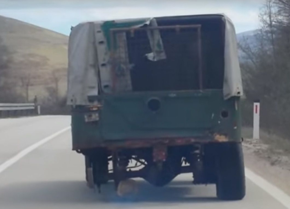 Umesto točka na kamion stavio panj (VIDEO)