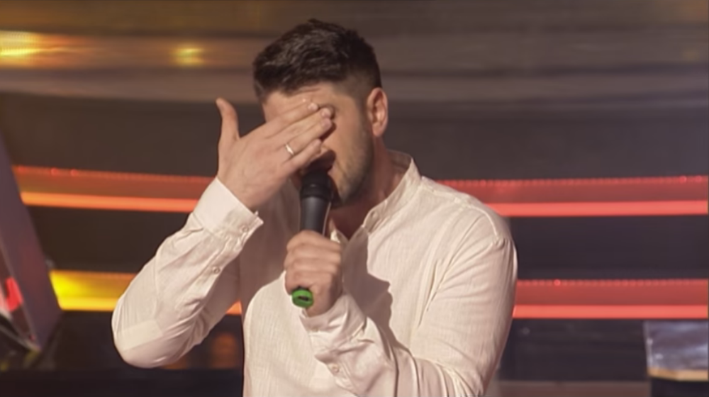 Rasplakao se usred nastupa! (VIDEO)