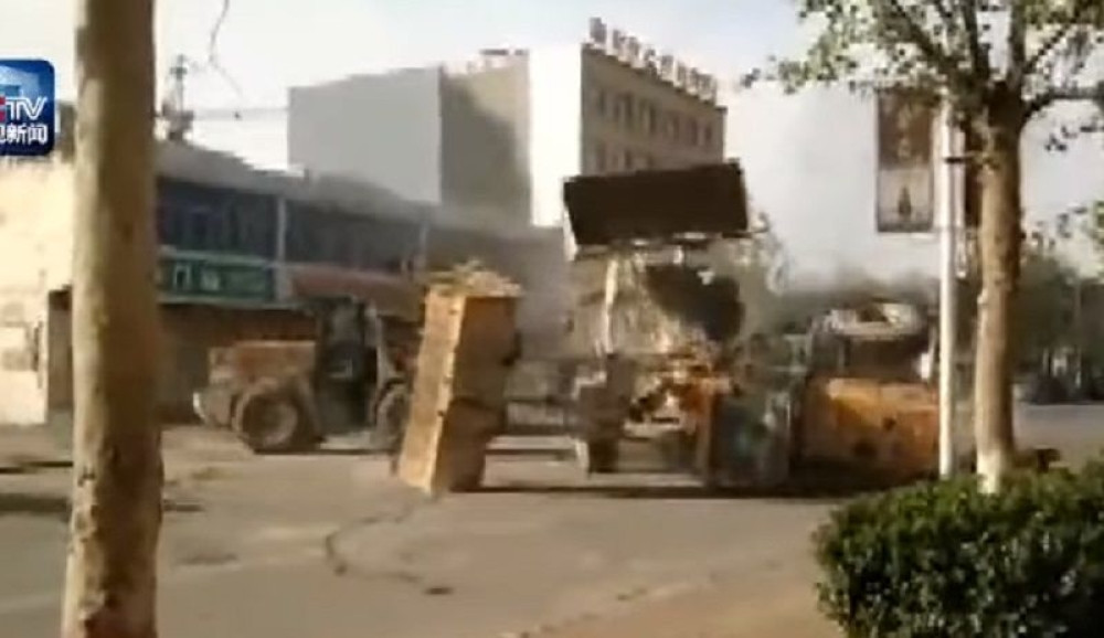 Borili se buldožerima nasred puta! (VIDEO)