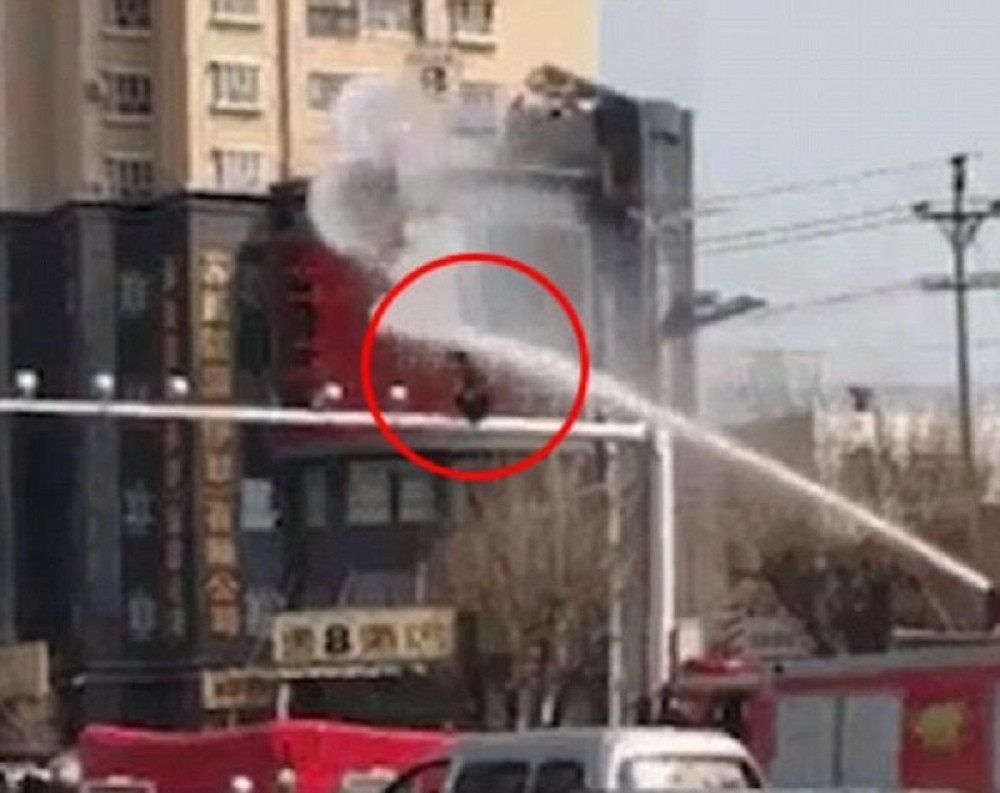 Vatrogasci ga vodom skinuli sa stuba (VIDEO)