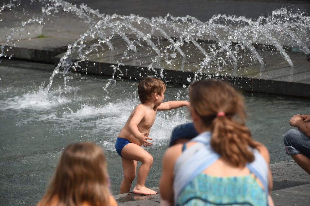Mališan se kupao u Knez Mihailovoj (FOTO)