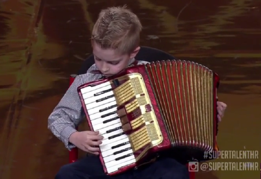 Dečak (8) osvaja srca na prastaroj harmonici (VIDEO)