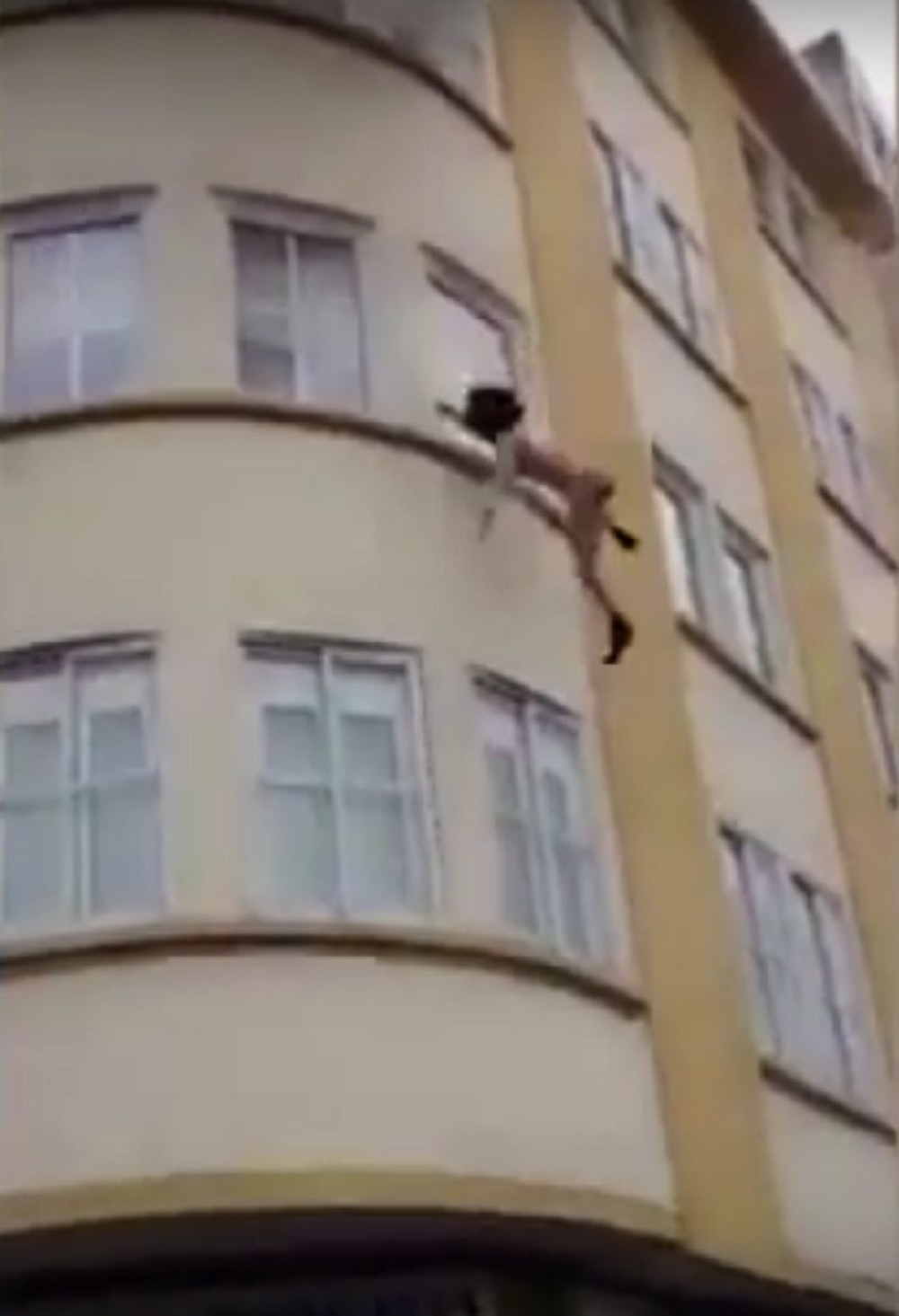 Žena u donjem vešu skočila iz zapaljenog stana! (VIDEO)