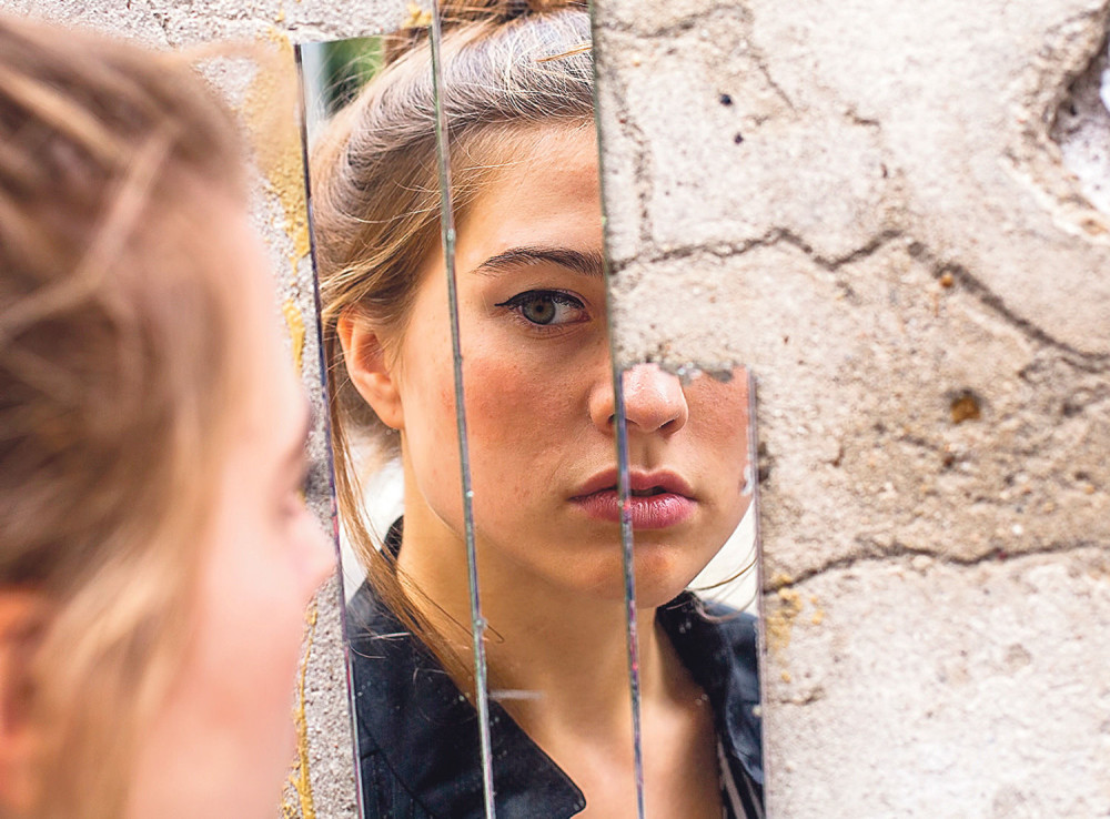 Rasprostranjeno je verovanje da razbijeno ogledalo donosi nesreću, a evo šta stoji iza svega