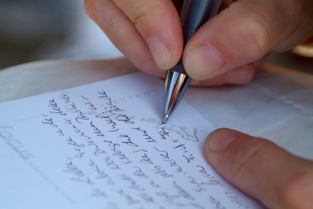 Pola veka im trebalo da dostave razglednicu