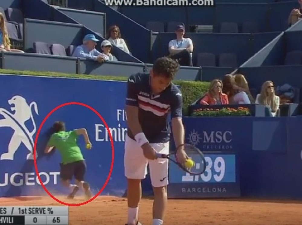 Sakupljač loptica lupio glavom u ogradu (VIDEO)