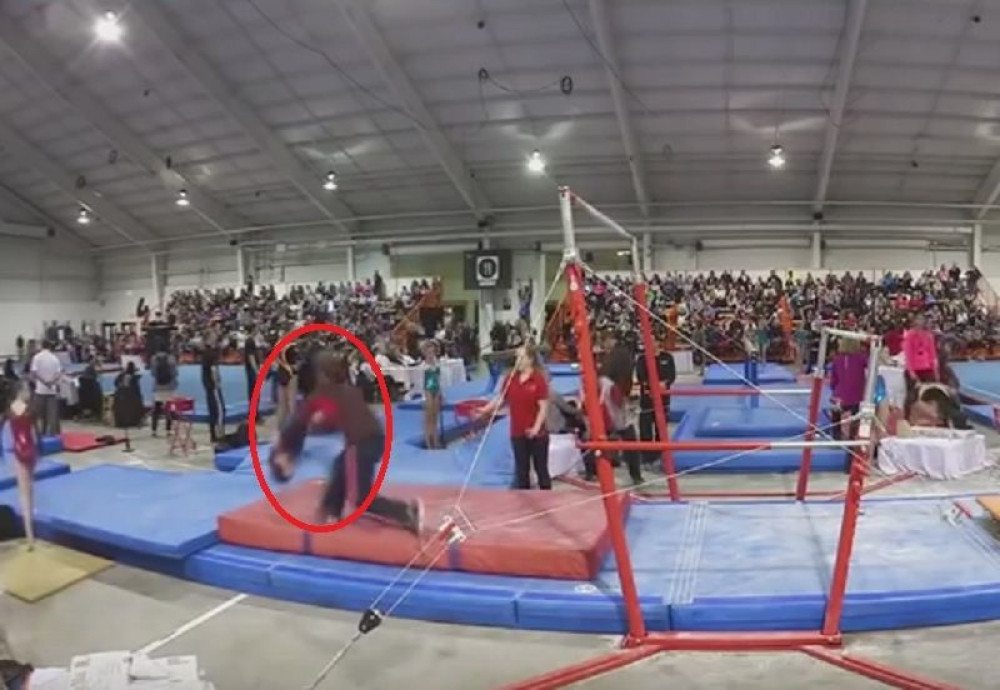 Trener spasao gimnastičarku da ne slomi vrat (VIDEO)