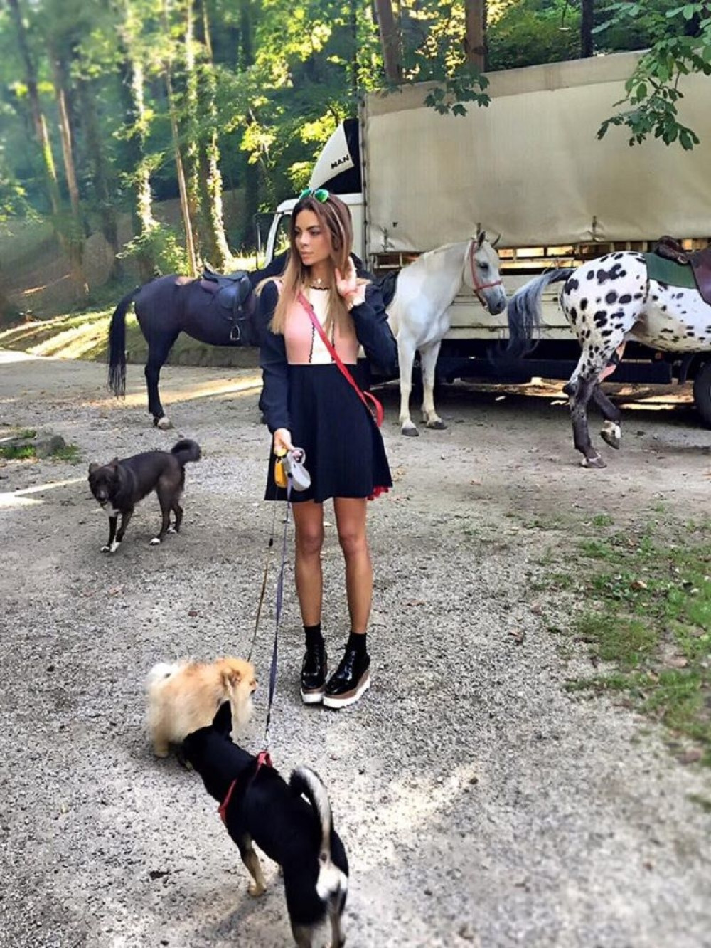 Nikolina Pišek merkala garderobu za pse (VIDEO)