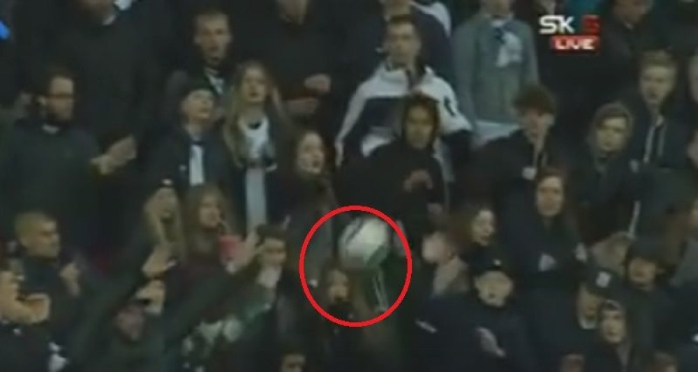 Ko ne uživa u fudbalu, dobije loptu u glavu (VIDEO)
