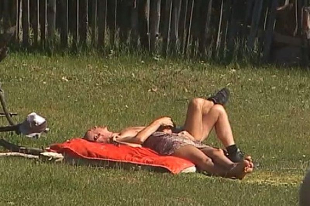 Miki i Jelena razmenjivali nežnosti na travi!