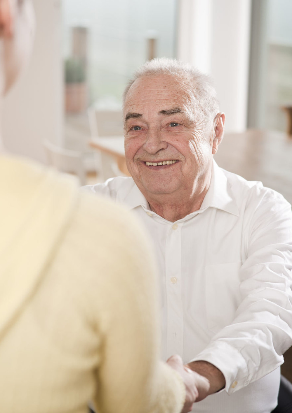 Penzioner traži golu čistačicu