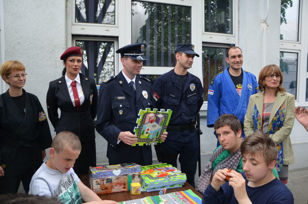 Policajci se družili sa decom ometenom u razvoju