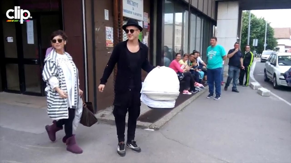 Sale i Jovana kitili muzičare ispred porodilišta! (VIDEO)