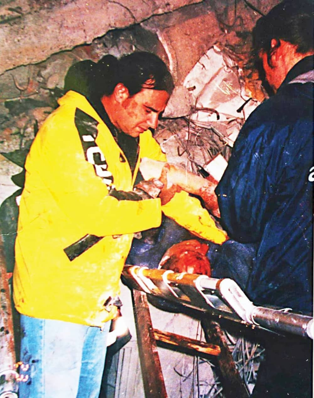 Molio me je da mu isečem noge!