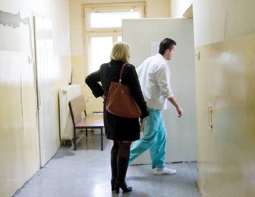 Prošvercovao nož, pa isekao tehničare