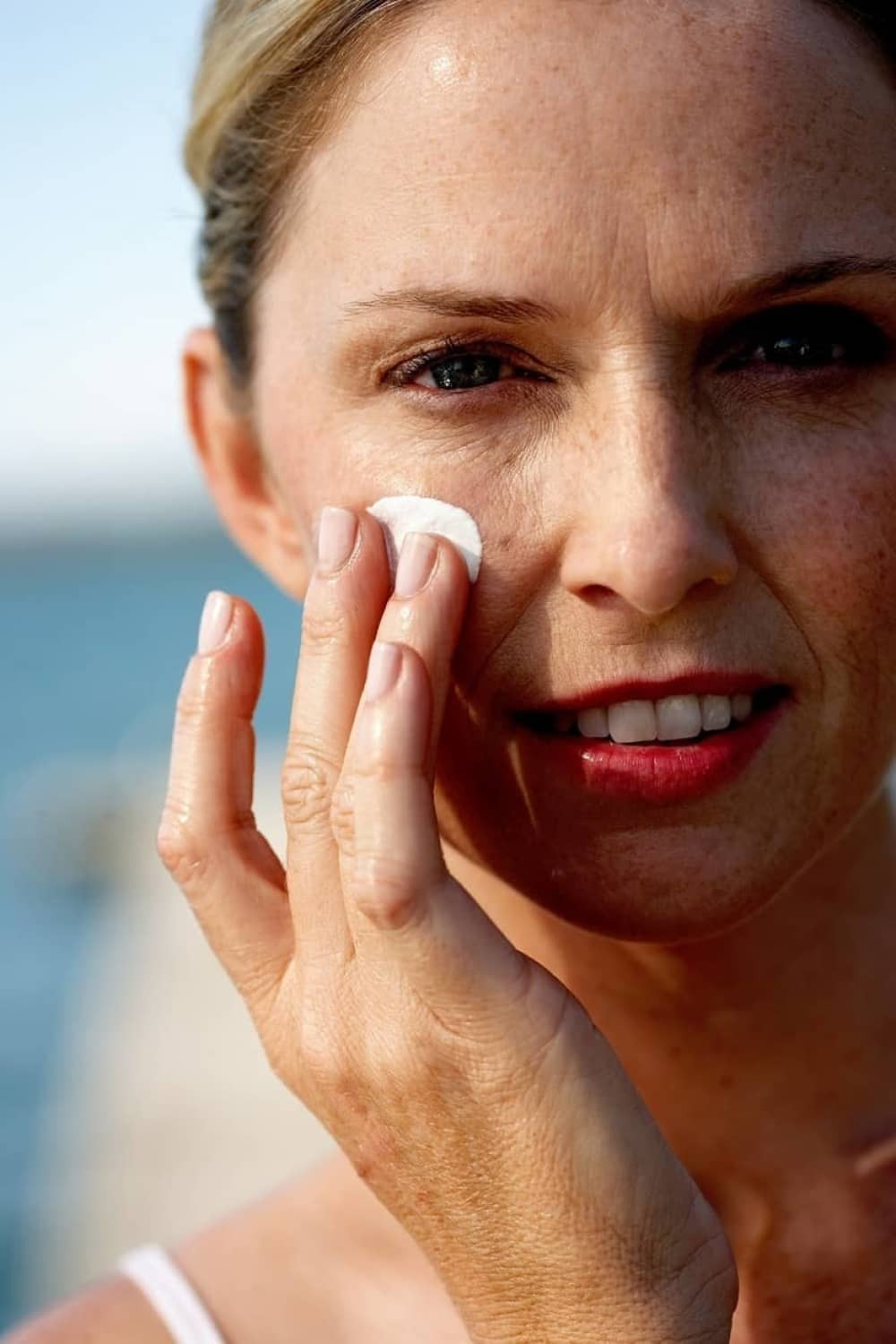 TROUGAO SMRTI: Možete da oslepite ako cedite bubuljice i čupate dlake na ovom delu lica!