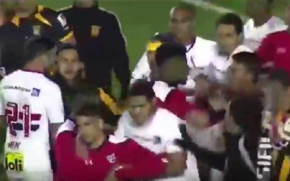 Opšta tuča fudbalera u Boliviji (VIDEO)