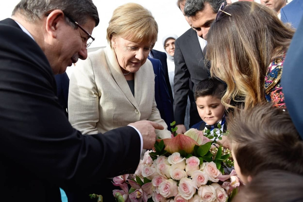 Deca izbeglice dočekale Merkelovu poljupcima