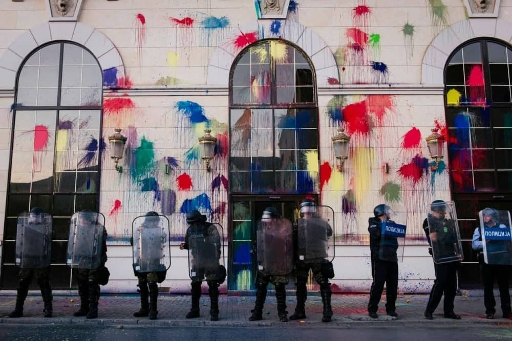 Demonstranti ofarbali zgradu Uprave javnih prihoda